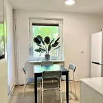 4-pokojowe Mieszkanie Przy Plazy & Parking דירה *