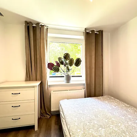 4-pokojowe Mieszkanie Przy Plazy & Parking דירה