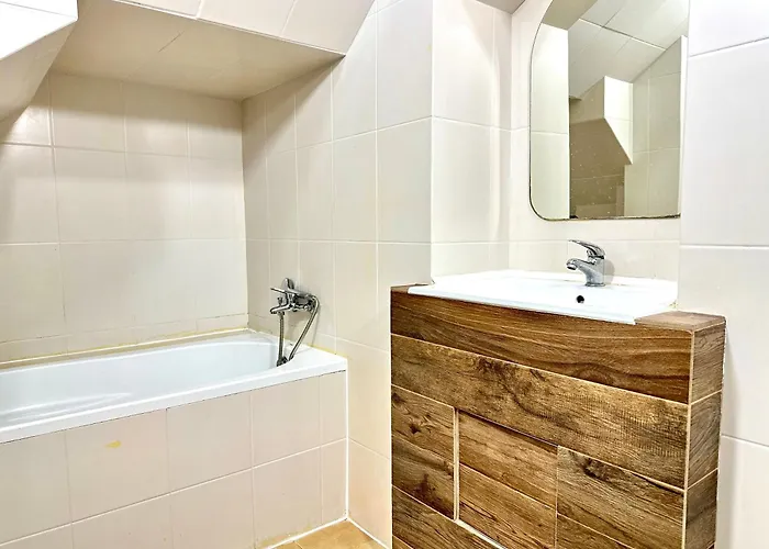 4-pokojowe Mieszkanie Przy Plazy & Parking דירה